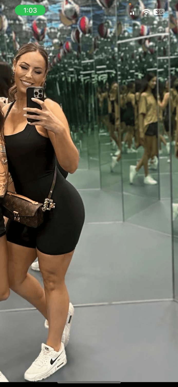 Click to view full size TikTok thick milf Robyn Fields