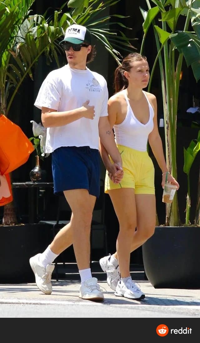 A vagabunda precisa ser segurada e engravidada na frente do marido