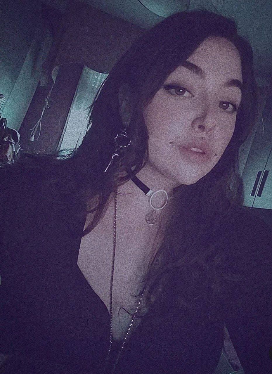 Big titty slut loves suckin big cocks