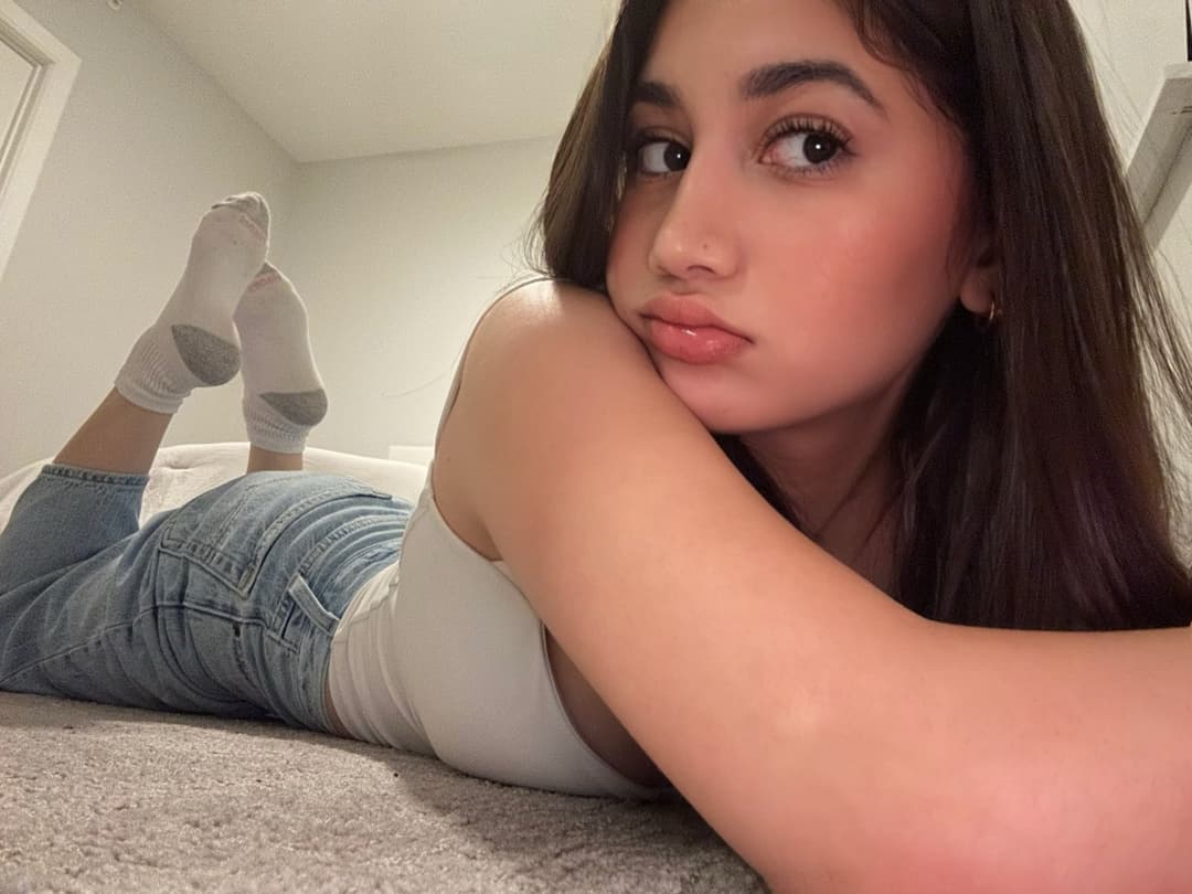 Fellas, does feet depending on the way it looks, make a lady less or more attractive to you?