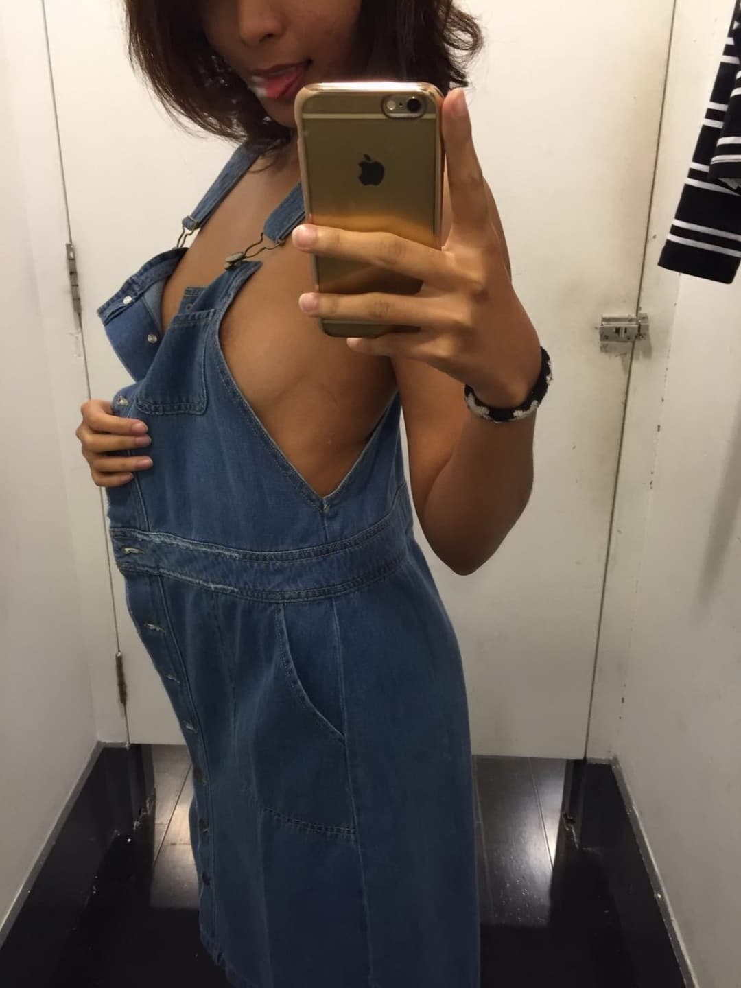 Singapore office lady can’t resist nude selfie in the changing room