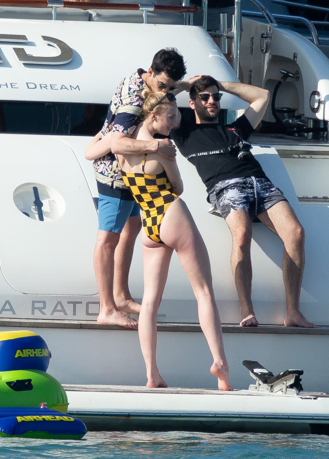 Game of thrones actress Sophie Turner flashes tits on beach.