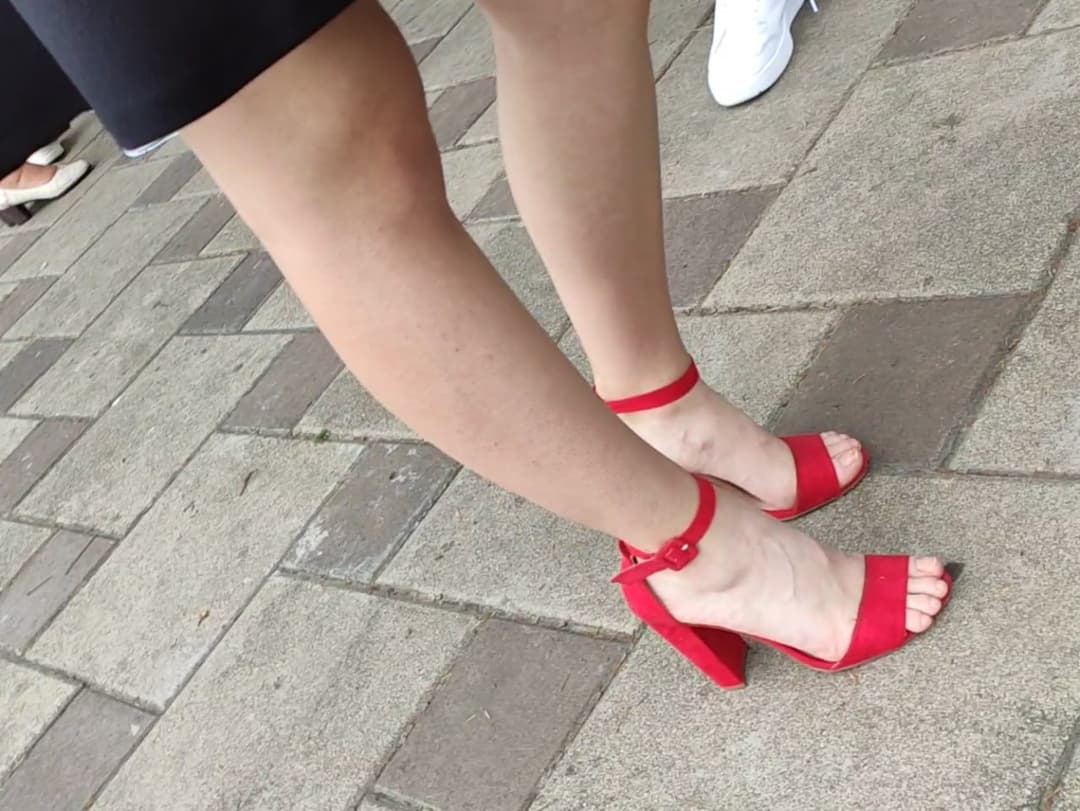 Hot legs in heels /sexy feet/candid