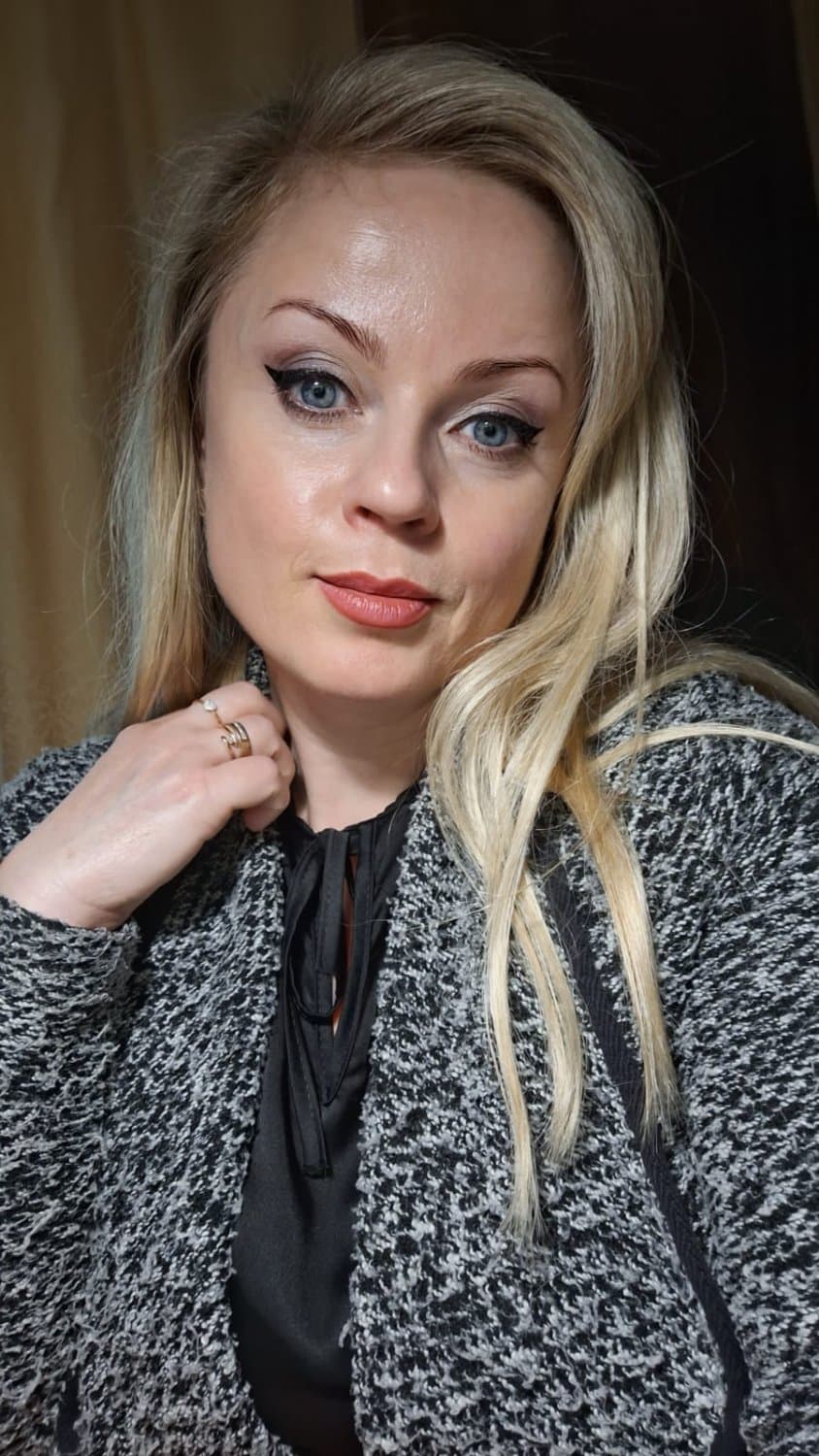 Office Milf Claudia T is so horny. Comments welcome.