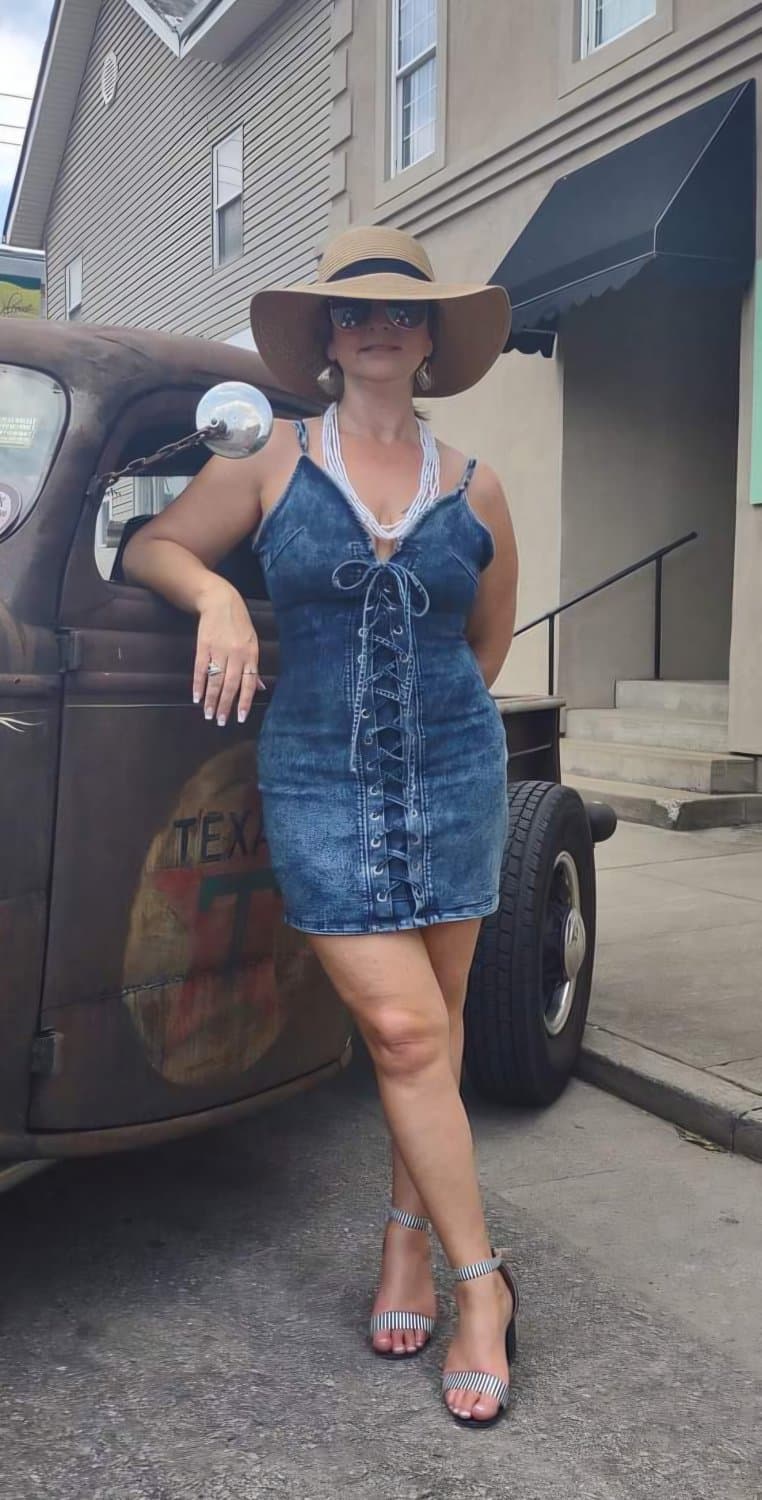 Hot Mature Busty Tattoo Wife Elizabeth