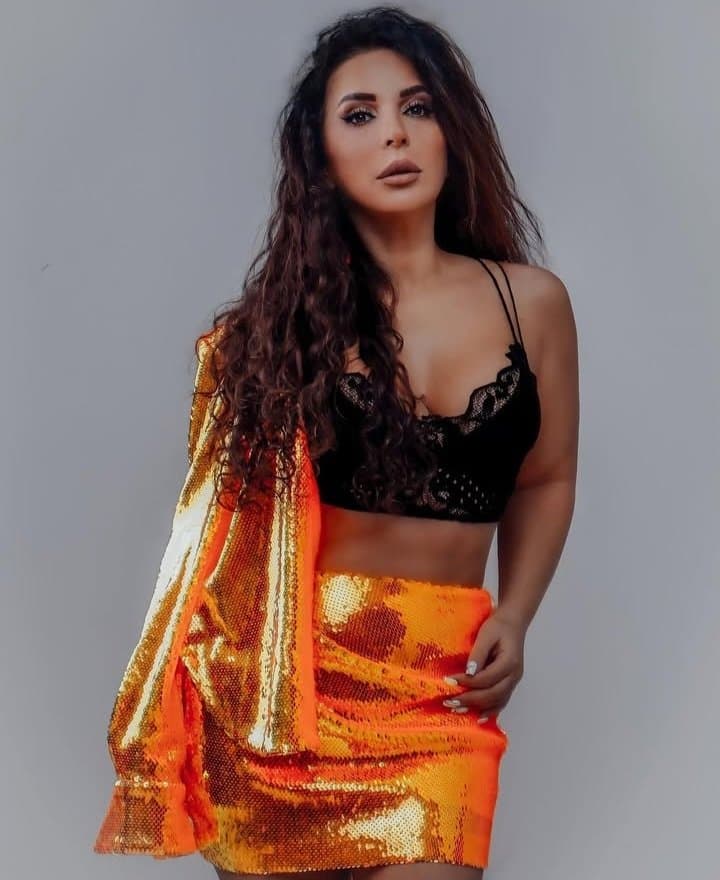 Sexy glamour feet pedicure milf