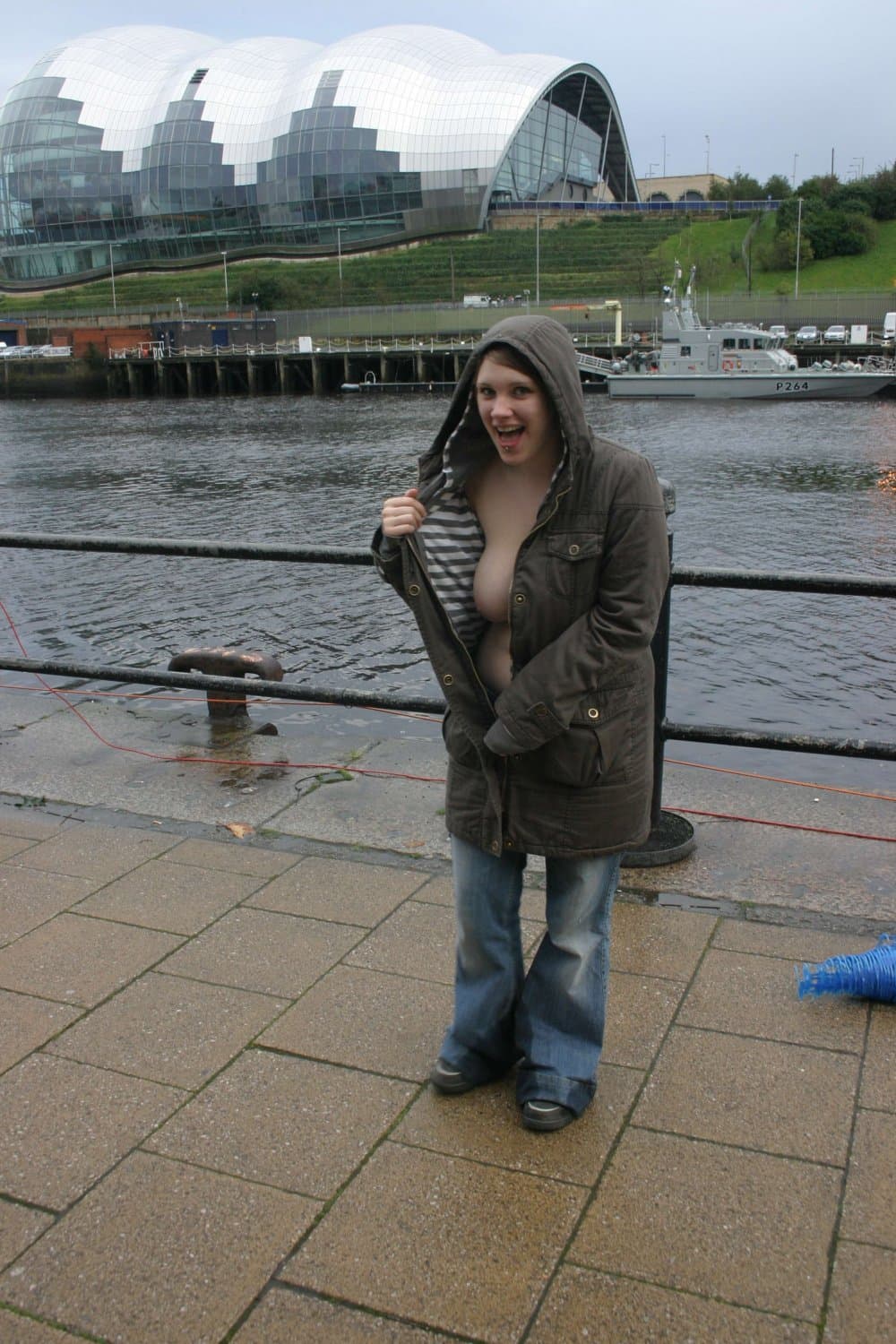 Amature in UK (001a): Baroness from Newcastle are naked outside