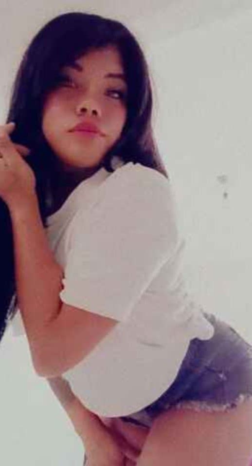 Puta lesbiana ? le envía foto a un hombre ?