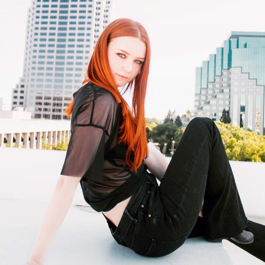 Sexy Milf Youtube Nerd "Possessed by Horror" would be so much fun to degrade and humiliate.