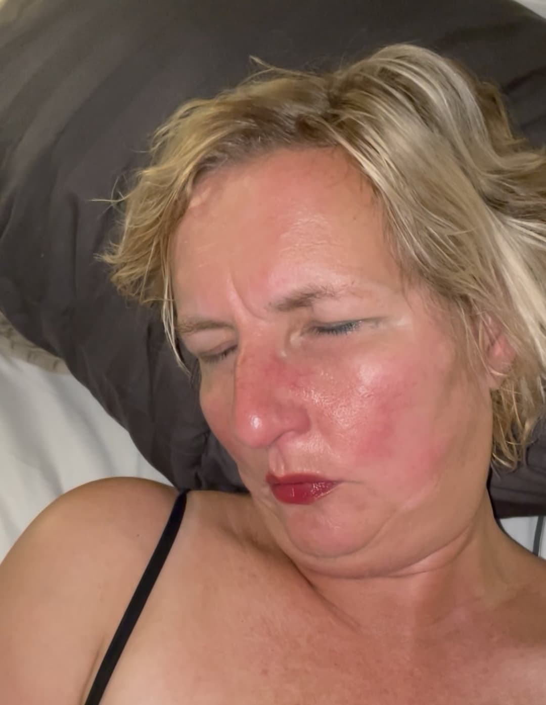 Dutch hotwife Anna spreading & dildoing pt2