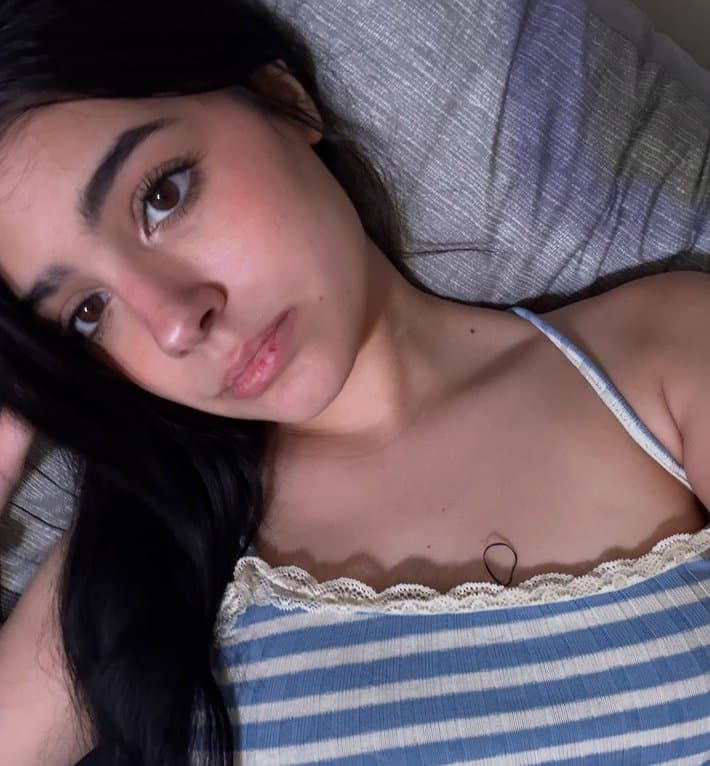 White emo slut is a dirty slut and spreads her pussy