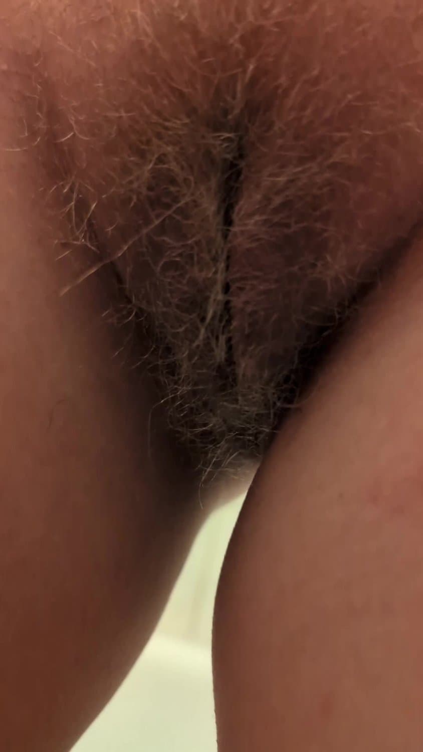 Geile unrasierte deutsche MILF Webslut zeigt ihr Fotze und Titten ( Hinterlasst versaute Kommentare)