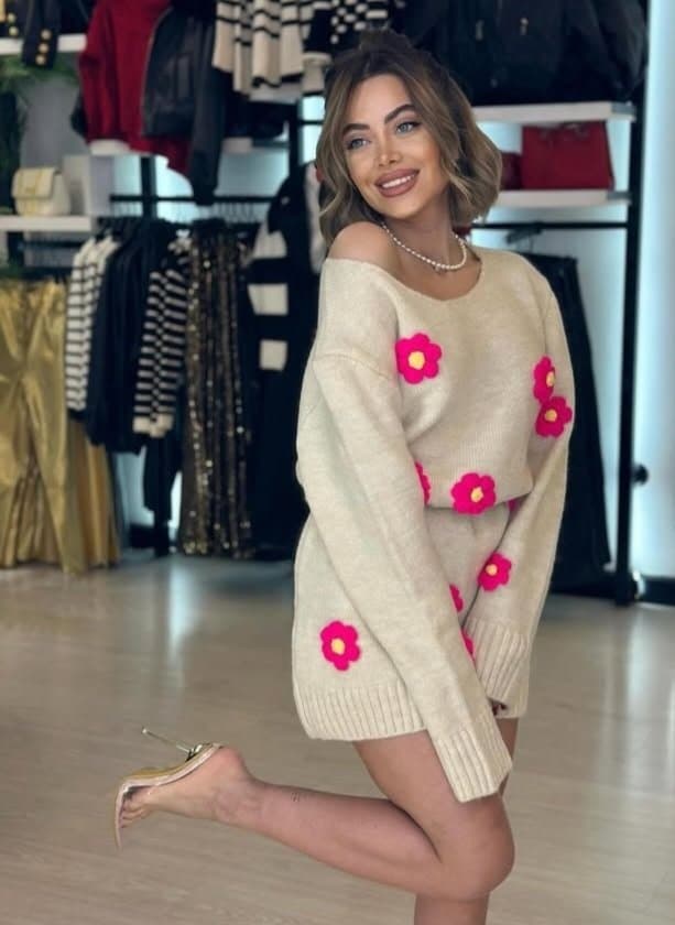 Sexy glamour feet pedicure milf