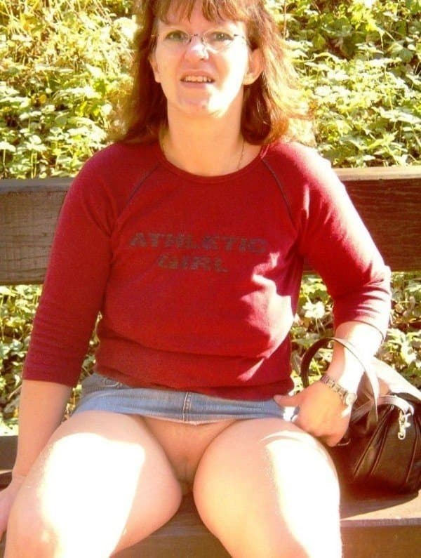 Kerstin ohne Slip unterm Rock -2