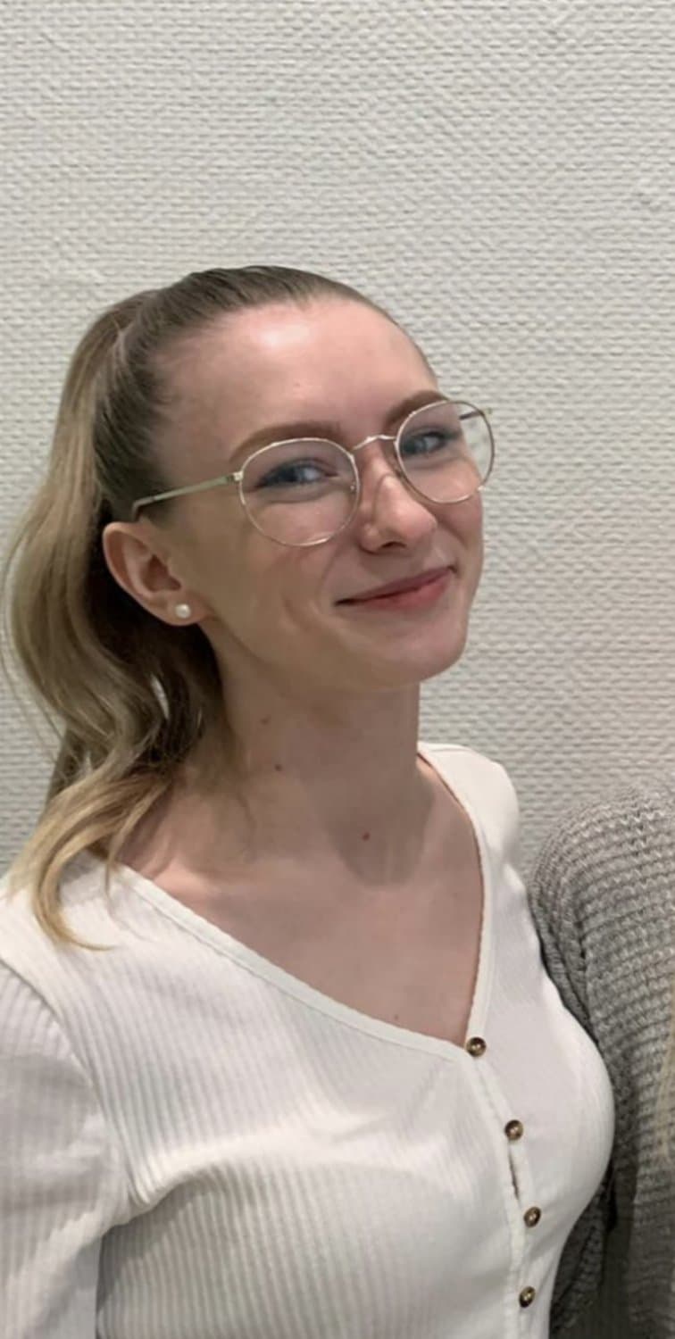 Click to view full size Hot sexy petite german teen slut model Saskia from Göttingen