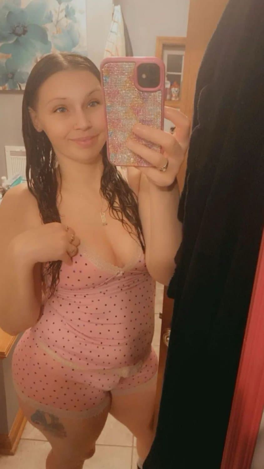 This white bitch got some GOOD WET PHAT PUSSY