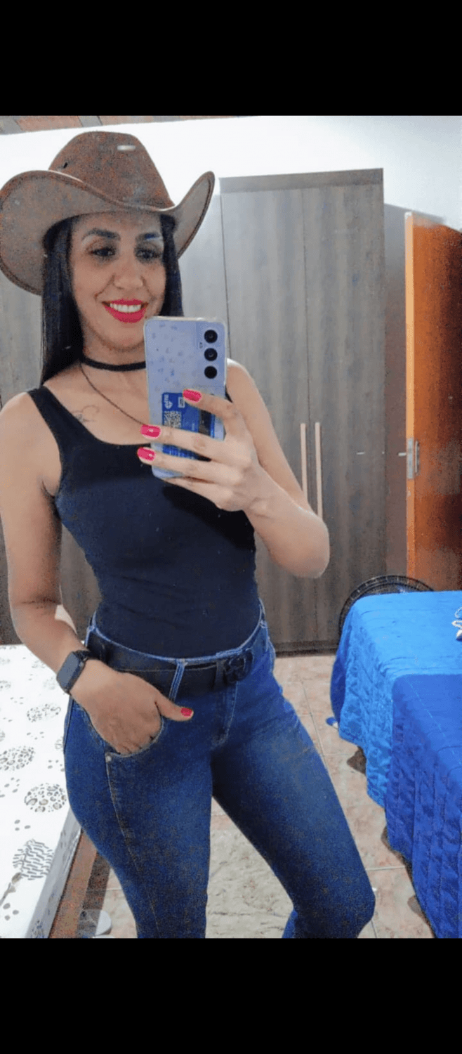 mi amore no serviçooo, tenho um album com 430 midias dela ( so flagras da raba)