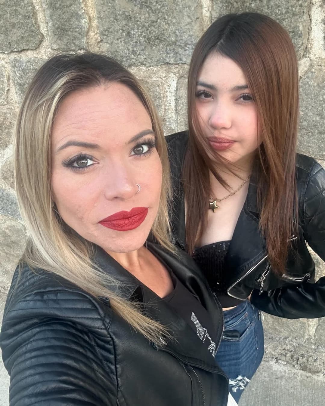 Haberme cogido a la mamá y unos años mas tarde a su hija fue excitante, las dos la chupan delicioso