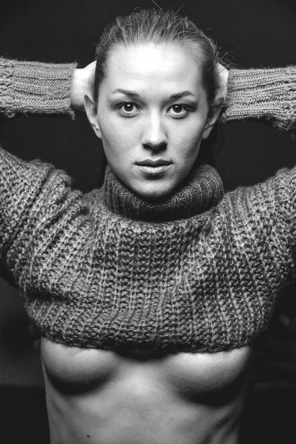 Sexy athletic trainer Hallie  showing off her tight body