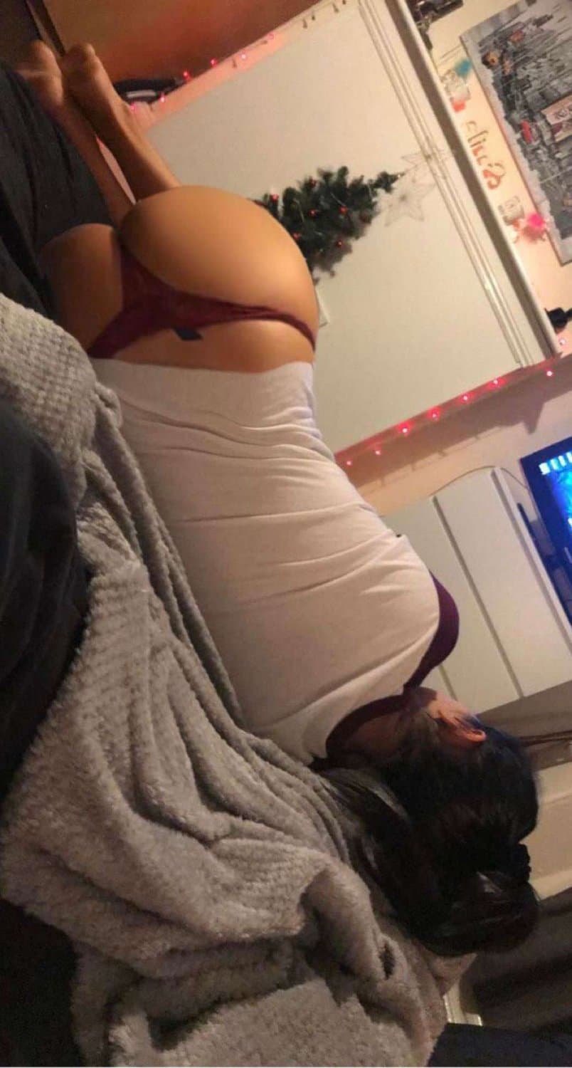 UK Indian wife phat ass Xmas treat. Sharing her great ass for all