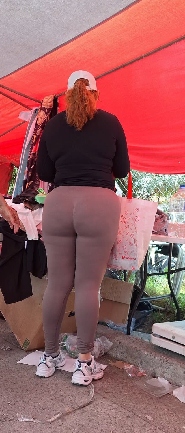 Rico culote de madura milf se le marca la tanga bien rico.