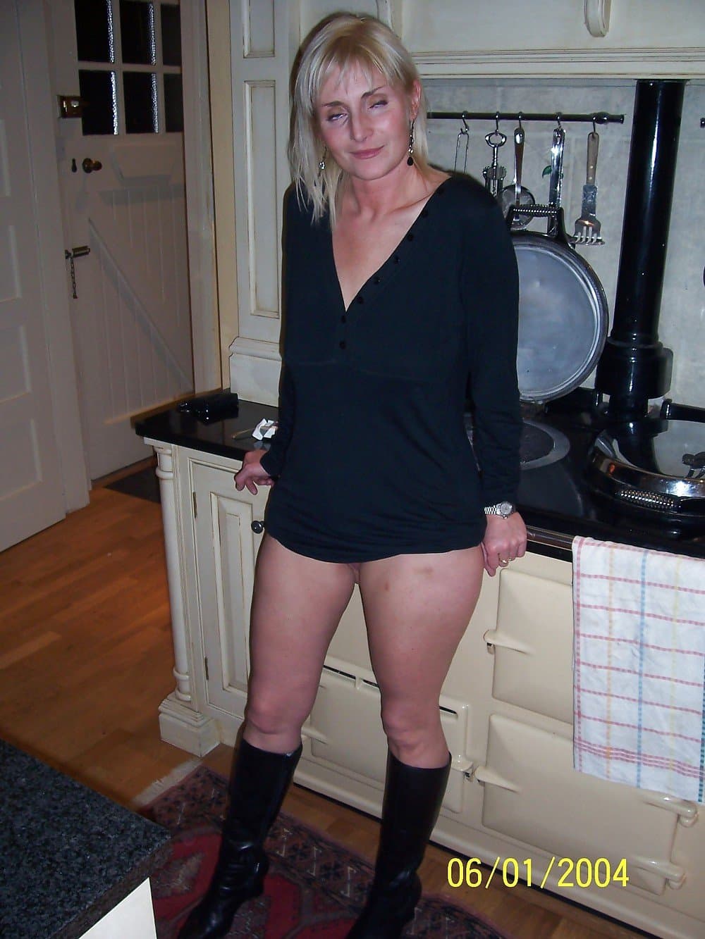 Gorgeous UK Milf Sarah