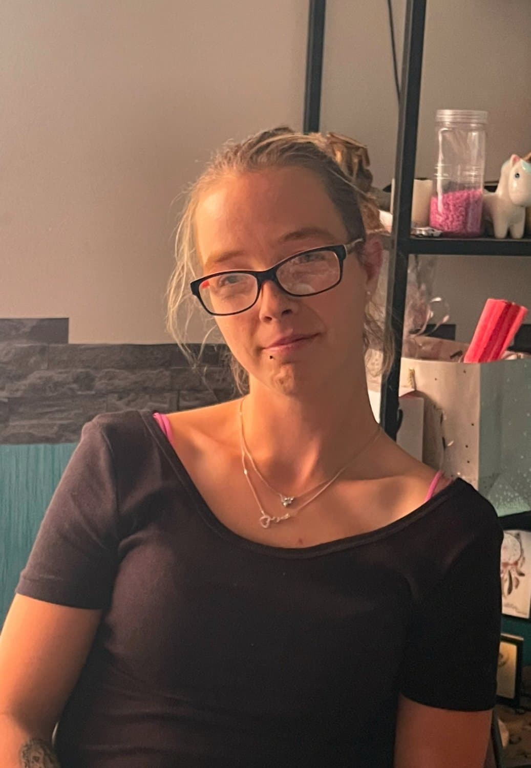 Hot slut Jessica wants to be posted for everybody to see