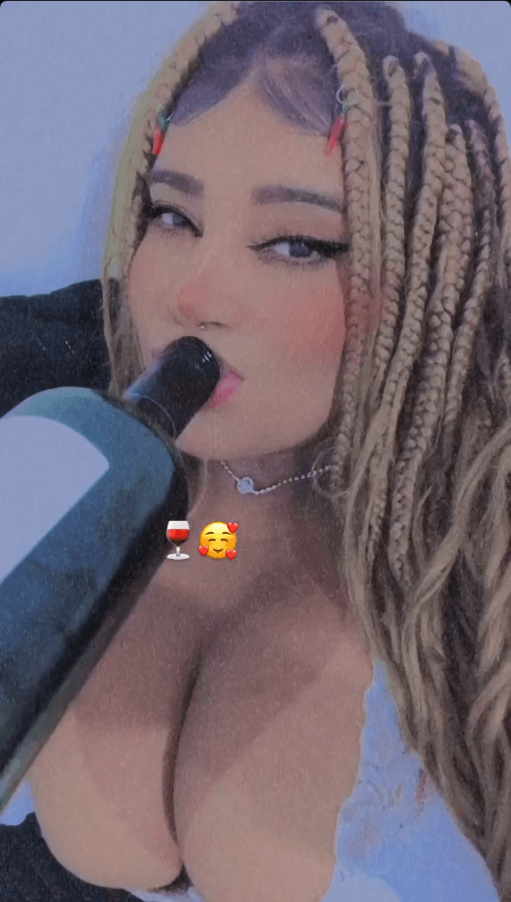 Ela fez um privacy (https://privacy.com.br/profile/_crunii)