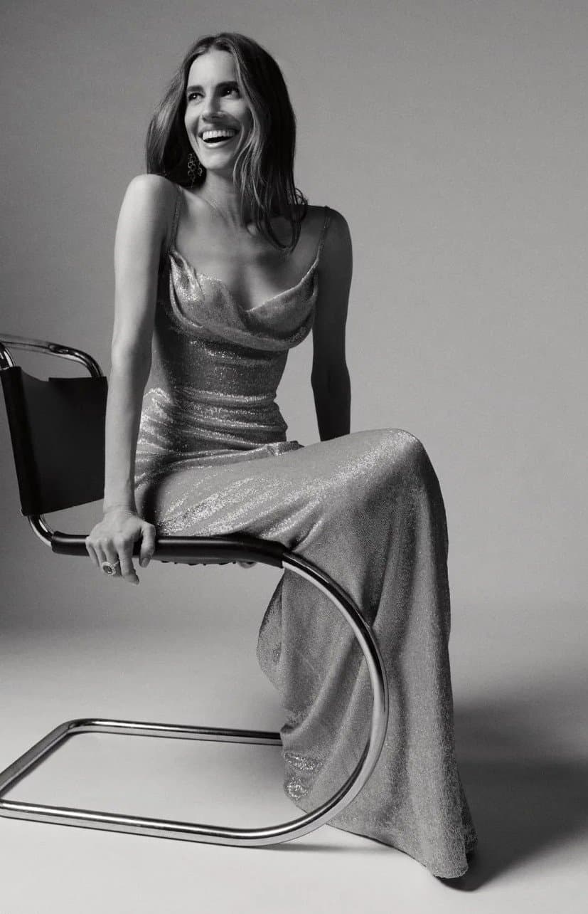 Petite brunette actress Allison Williams lures you to goon with her sexy eyes