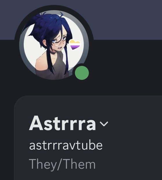 Femboy that wants to start selling! Socials along the pics