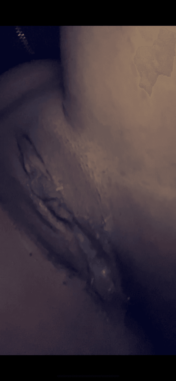 Tight pussy ebony showing off her super creamy pussy?