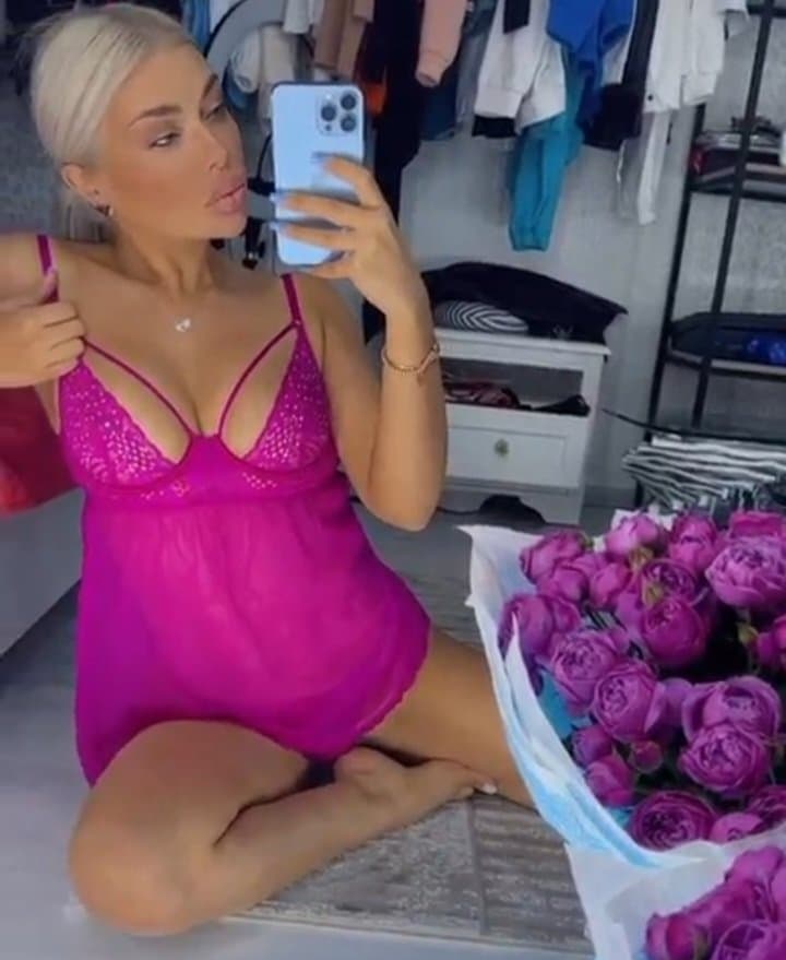 Click to view full size Sexy glamour feet pedicure milf