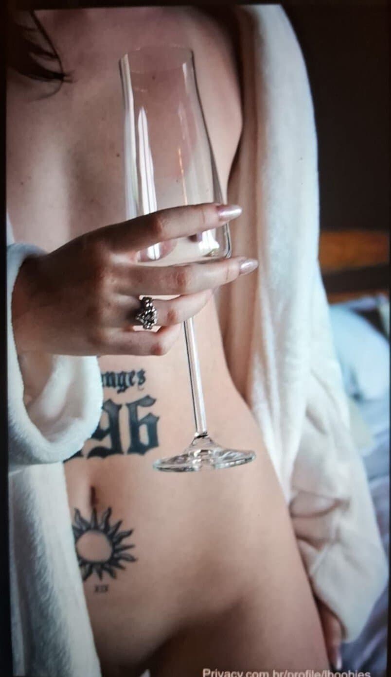 Famosa mostrando sua buceta rosa