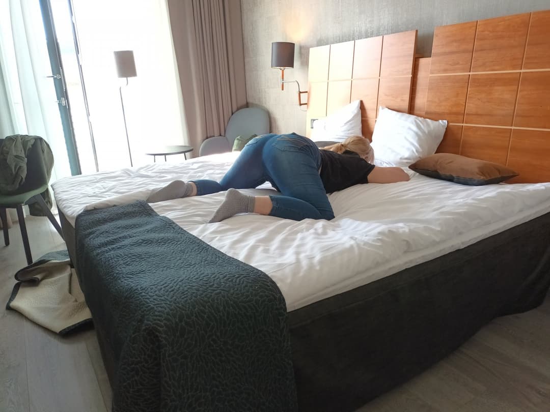 Kate Stern - Sexy Kate shows off her body in tight jeans