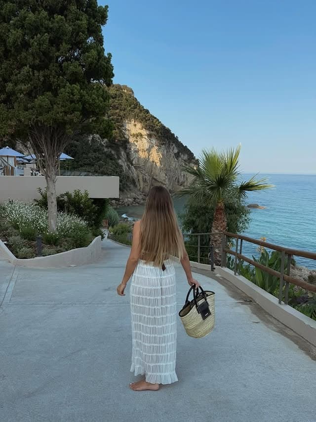 Hot bosnian slut with a great Body and nice legs and feet - footjob and cumface