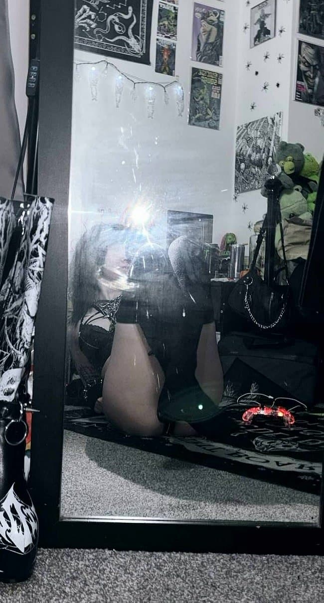 Here to welcome you with open legs