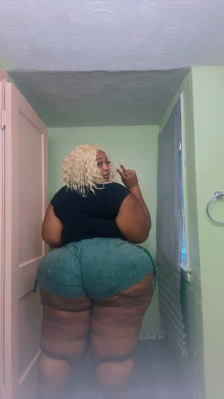 HUGE SSBBW SEXY ASS BOOTY