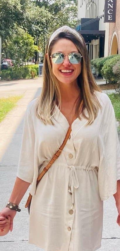 Ashley & Renee flash their tits in the car for a shirt