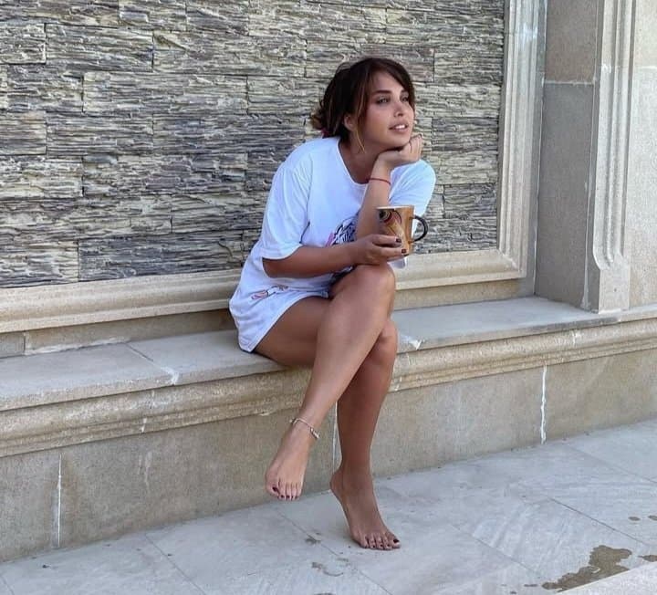 Sexy glamour feet pedicure milf