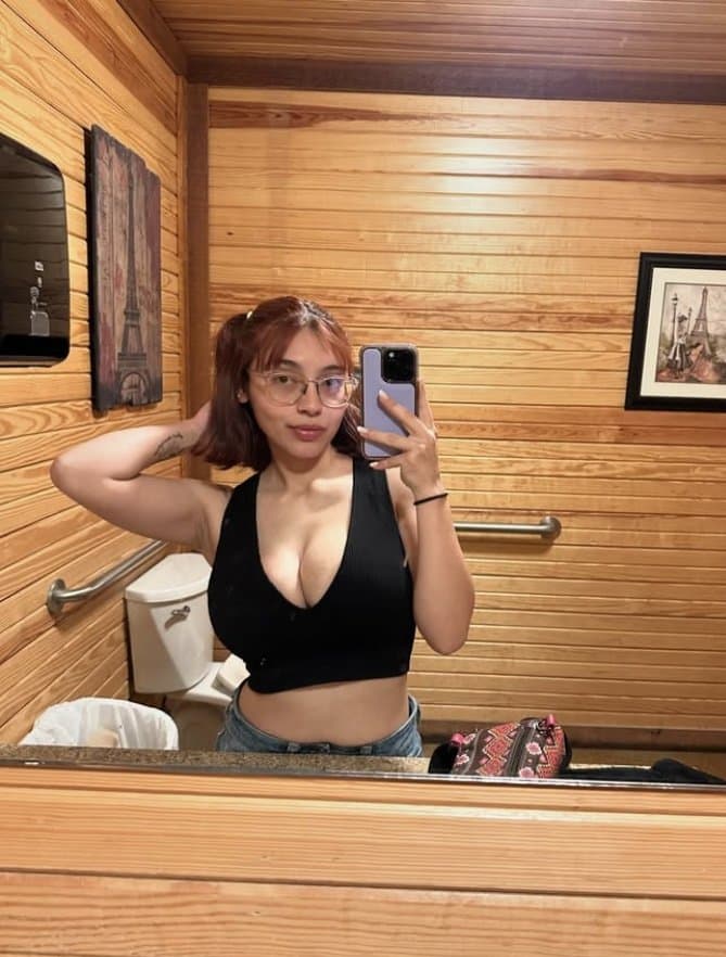 Salpicaría toda mi leche de ver como ya le cuelgan las enormes tetas a mi prima Sara