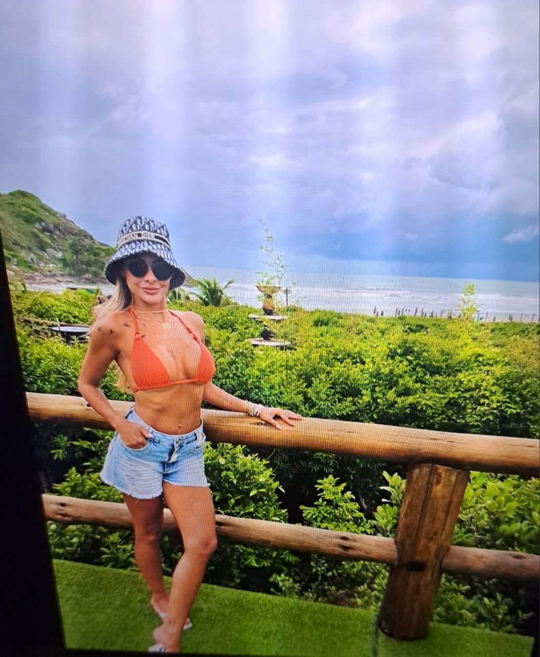 Loira gostosa, deixa todos de pau duro