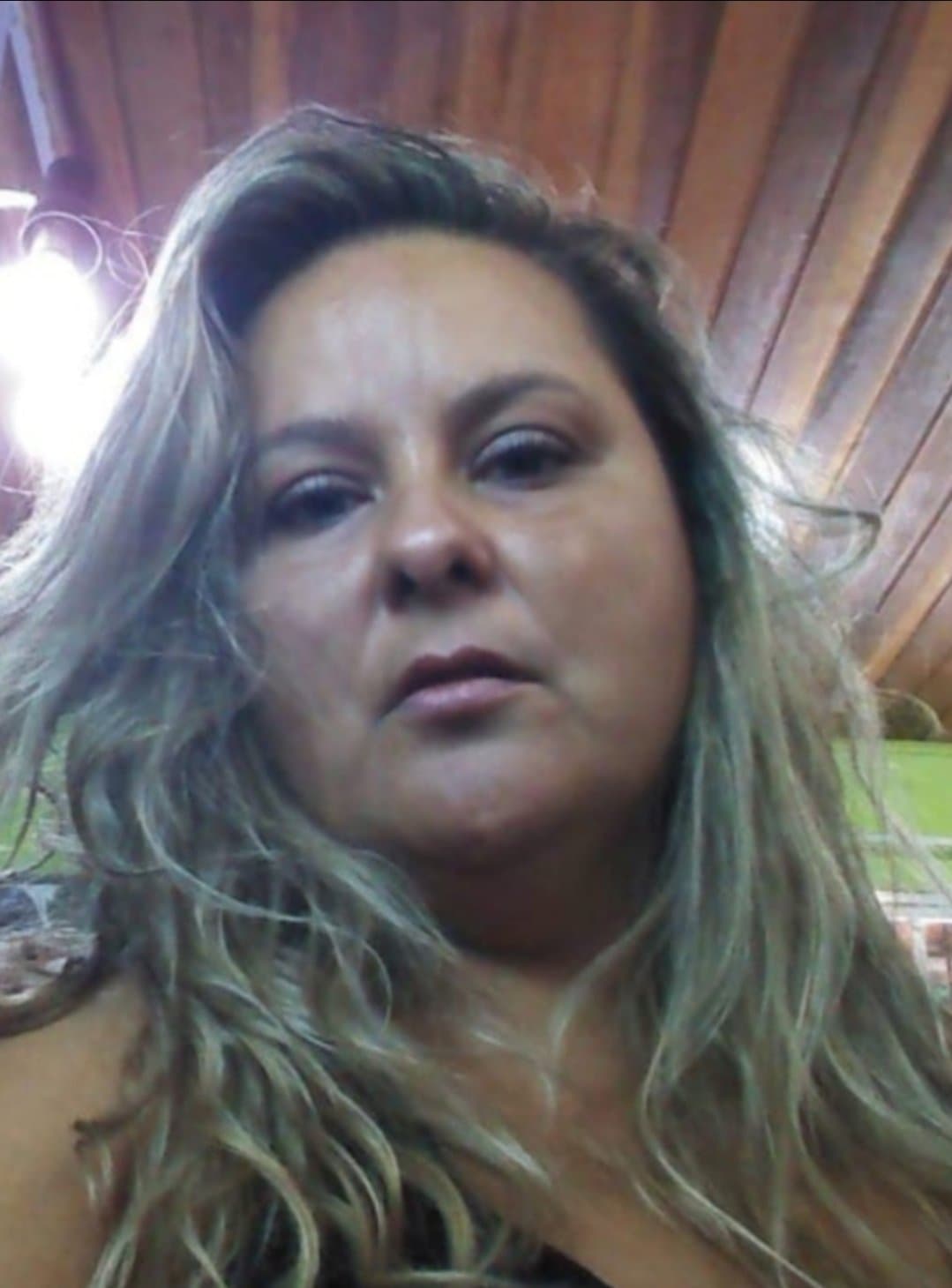 Coroa gostosa com cara de safada,  está doida pra tomar leite na cara