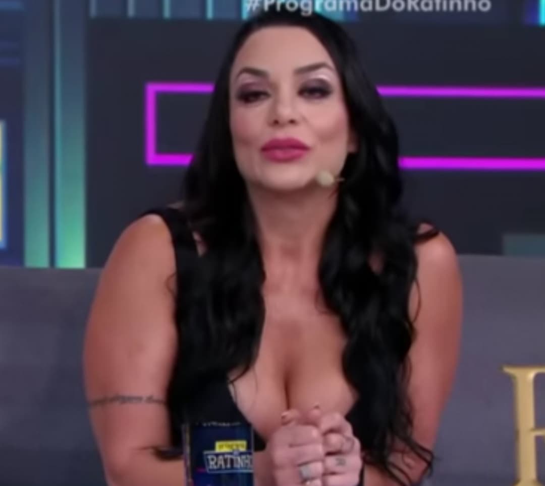 Botei a foto da Renata Schimidt de perfil aqui é a segunda foto que postei