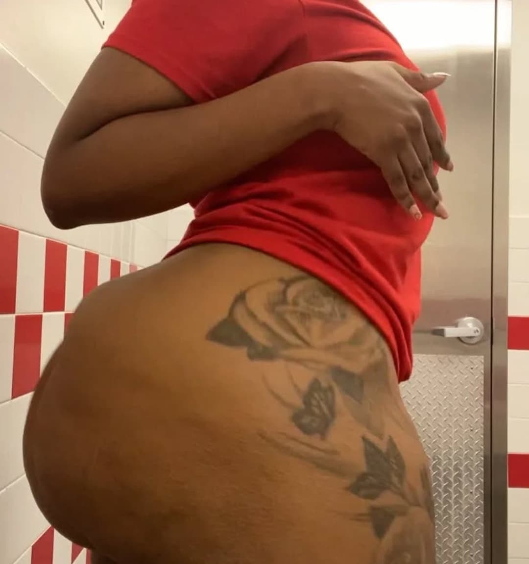 My fav type of woman, a thick Ebony!