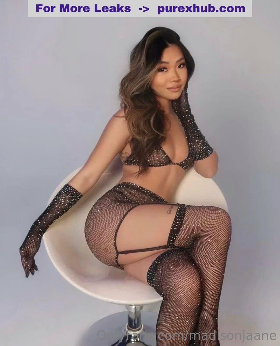 Asian Gamer Girl Shows Off Her Stunning Body