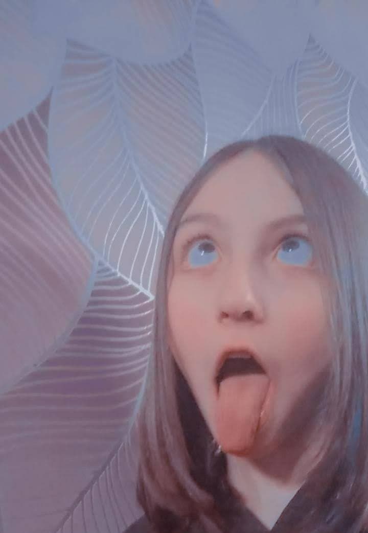 Gabriela putinha de Taboão se masturbando, gozando e fazendo ahegao