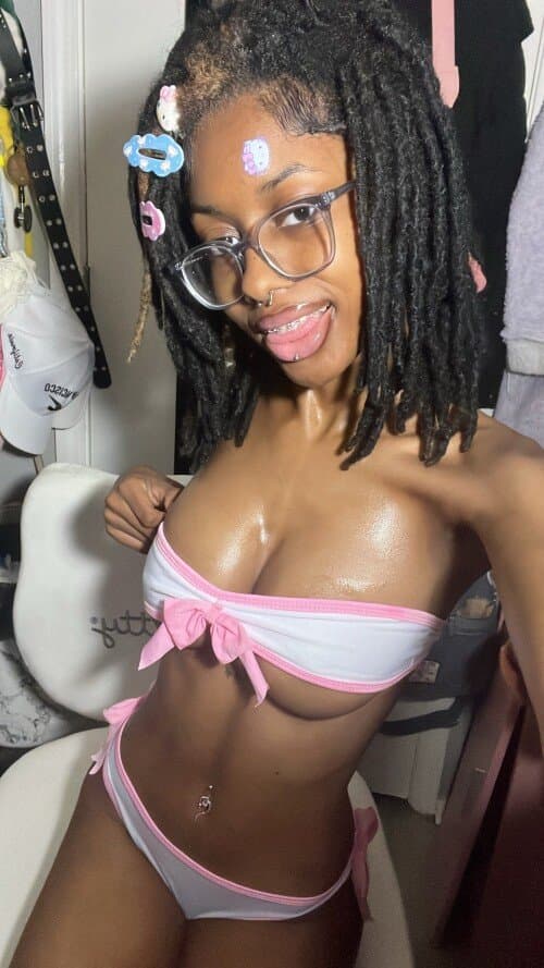 Click to view full size Ebony Dread head Thot With Crazy Body
