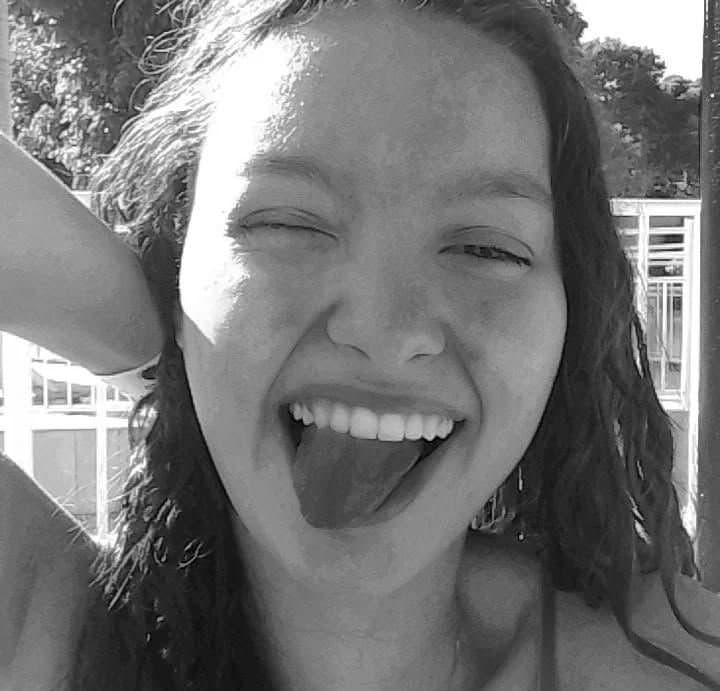 Novinha magrela dando e pagando boquete até gozarem nela!! Branquinha safada