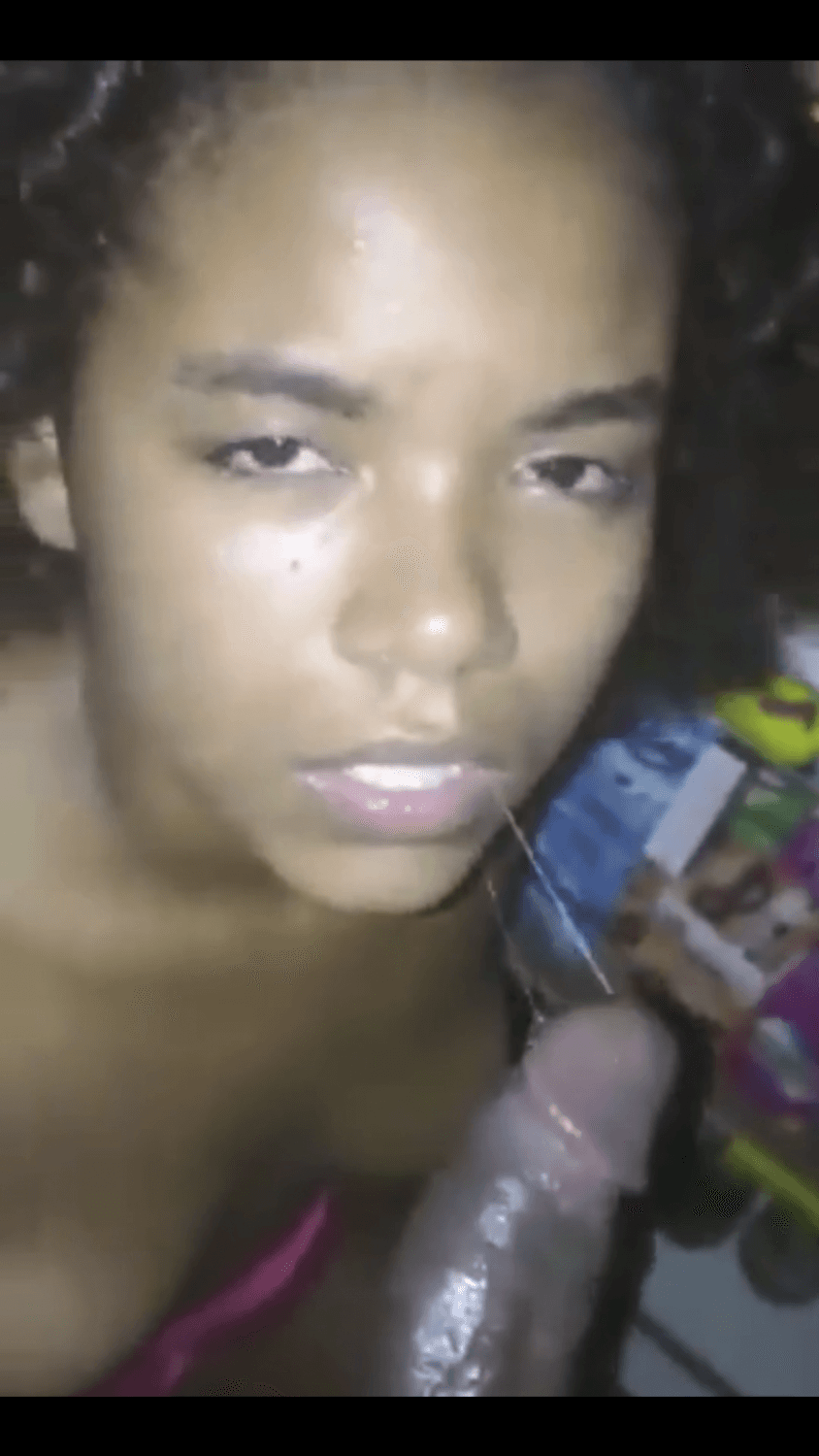 Vendo 3 vídeos por 25$Novnha 19 anos chupando um cacete(manda mensagem por aqui)