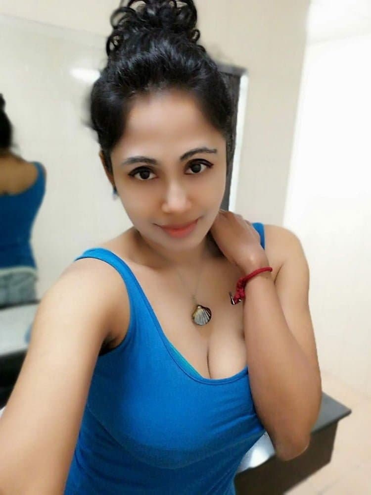 Click to view full size Sri Lankan Teacher Having Affairs with Students and Having Fun via Video Calls (English Audio)